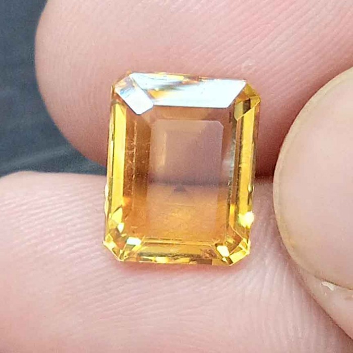 Yellow Topaz 5.25 Carat / 5.67 Ratti