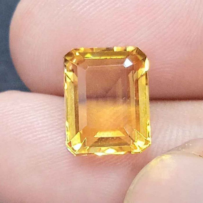 Yellow Topaz 5.25 Carat / 5.67 Ratti